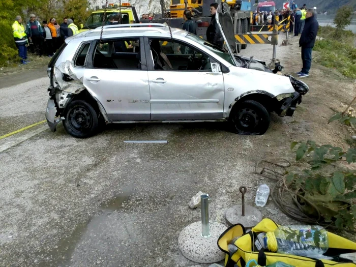 Maşina a fost scoasă la suprafaţă la peste 24 de ore după accident FOTO ISU Caraş Severin