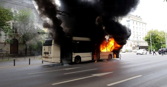 Autobuz în flăcări. Bucureşti, iunie 2020 Foto: Ciprian Ciucu