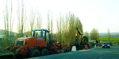 Lucrările de reparaţie pe unul dintre drumurile naţionale. Foto de Tudor Iovu