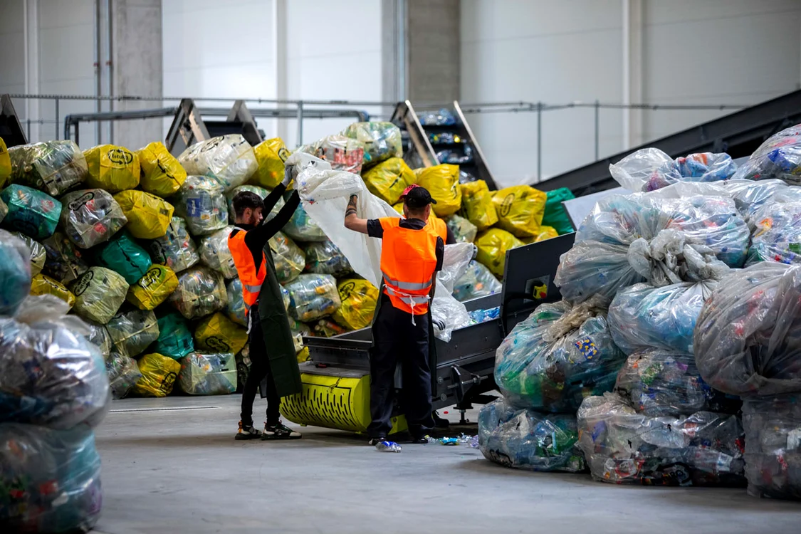 Sacii cu produse  reciclabile ajung la  staţiile de sortare. FOTO: Inquamphotos