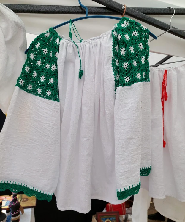 De la iile cusute a trecut la cămășile cu dantelă FOTO: arhiva personală