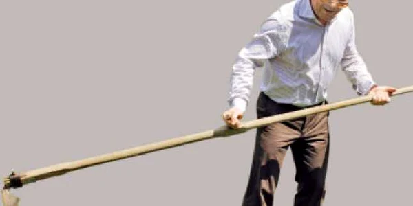 Premierul Boc a acceptat concursul de cosit!