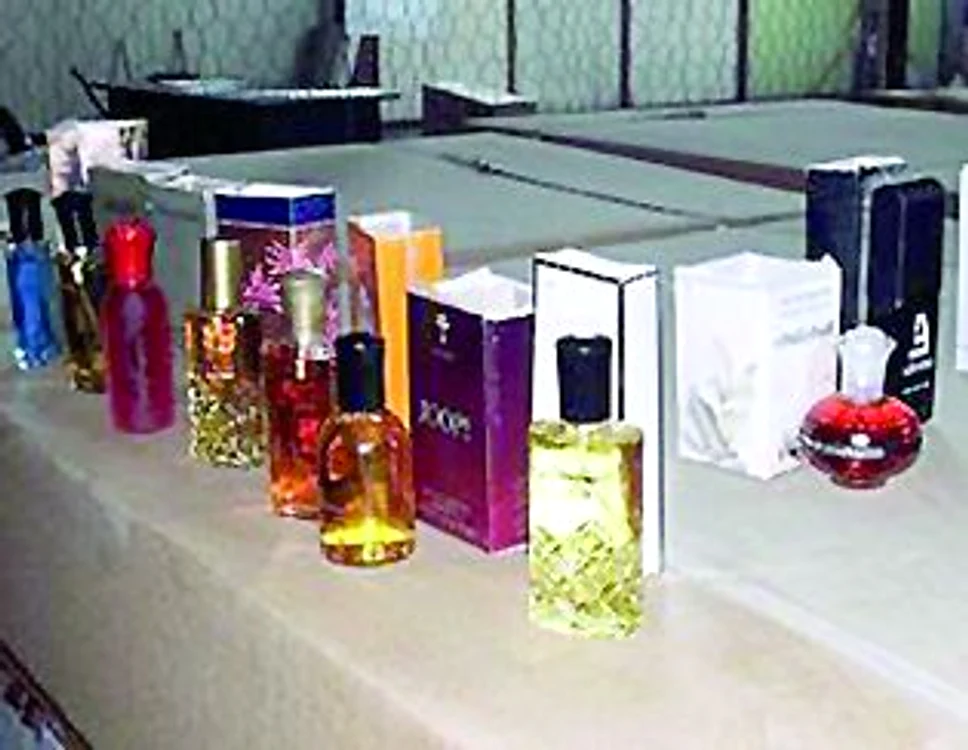 
    Flacoane cu parfum  