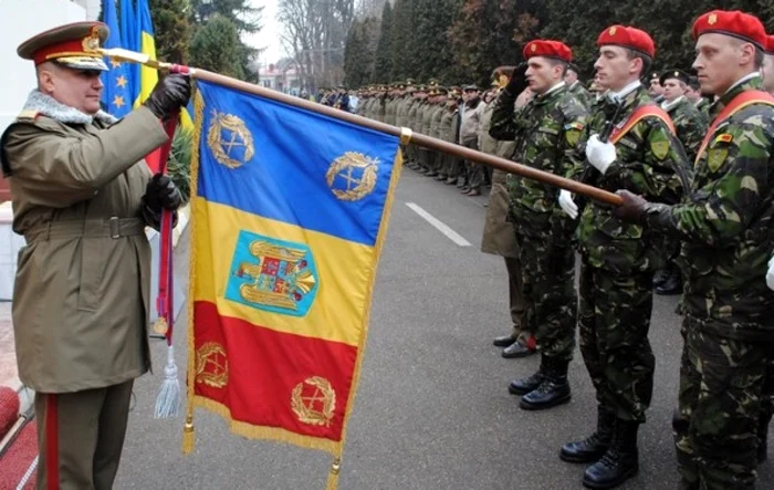 Generalul Nicolae Ciucă, în faţa drapelului de luptă