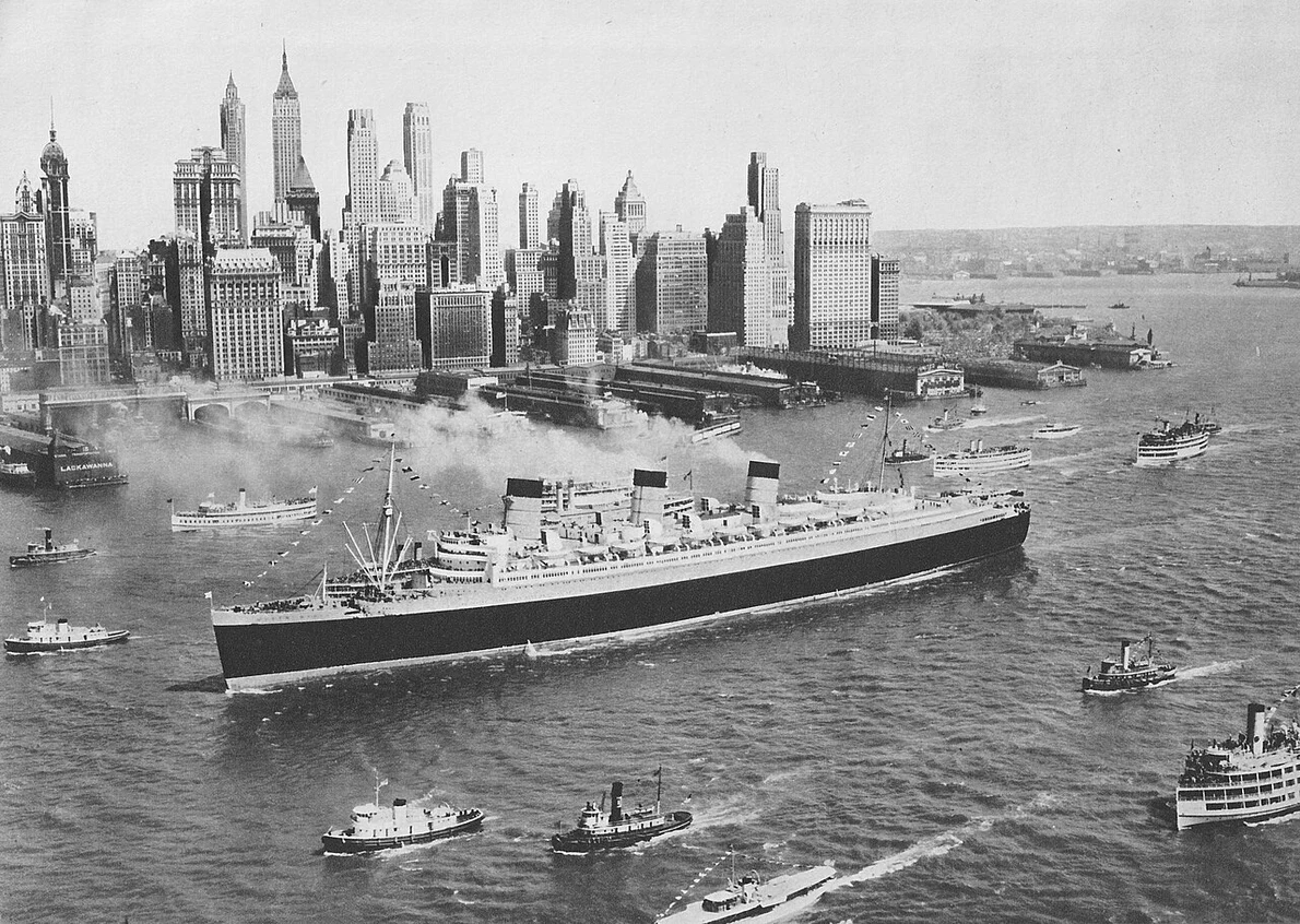 RMS Queen Mary intrând în portul New York, în 1936
