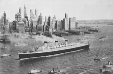 RMS Queen Mary intrând în portul New York, în 1936