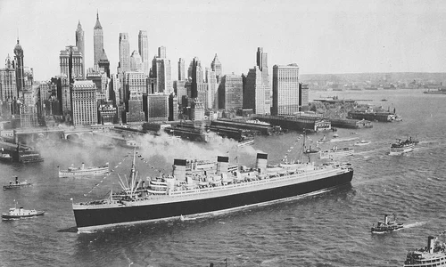 RMS Queen Mary intrând în portul New York, în 1936