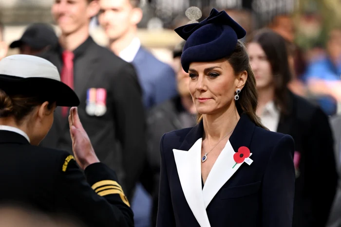 Prințesa Kate în outfit bleumarin Sarah Burton pentru Alexander McQueen la Ziua ANZAC   GettyImages 2273050176 jpg