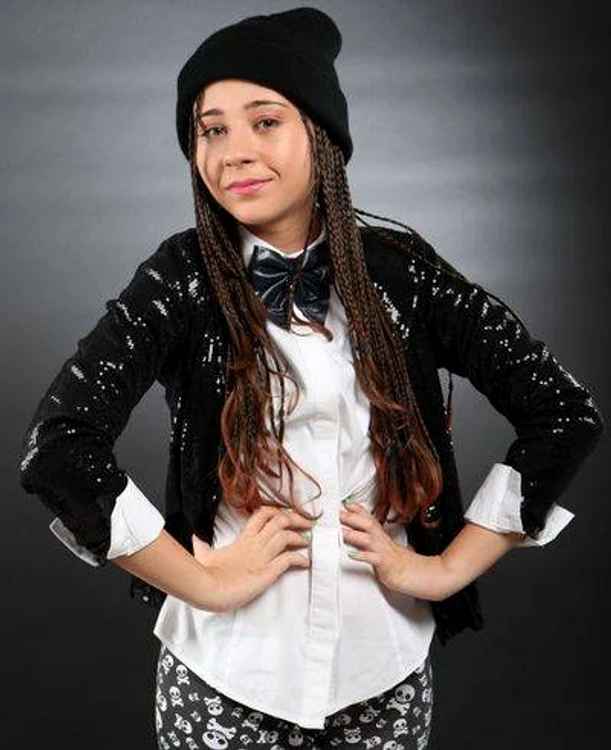 
    Nicole Cherry si un catel  