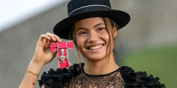 Emma Raducanu cu decorația primită de la regele Charles FOTO Getty Images (1) jpg