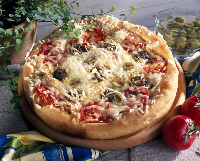 
    Pizza cu roşii şi parmenzan  