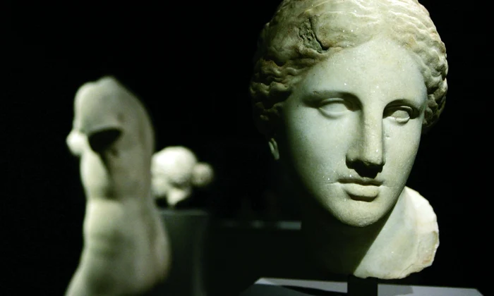 Capul Afroditei: copie romană, din marmură, a statuii realizate de faimosul sculptor grec Praxiteles pentru Templul Afroditei din Knidos. Piesă conservată la Muzeul Luvru ‒ aici, în cadrul unei expoziţii din 2007, dedicate lui Praxiteles (© Profimedi