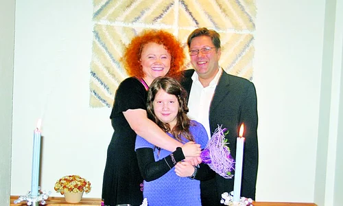 Narcisa şi Veikko  au făcut cununia civilă  pe 8 martie 2010  În  imagine, alături de  şoţul şi de fiica ei jpeg