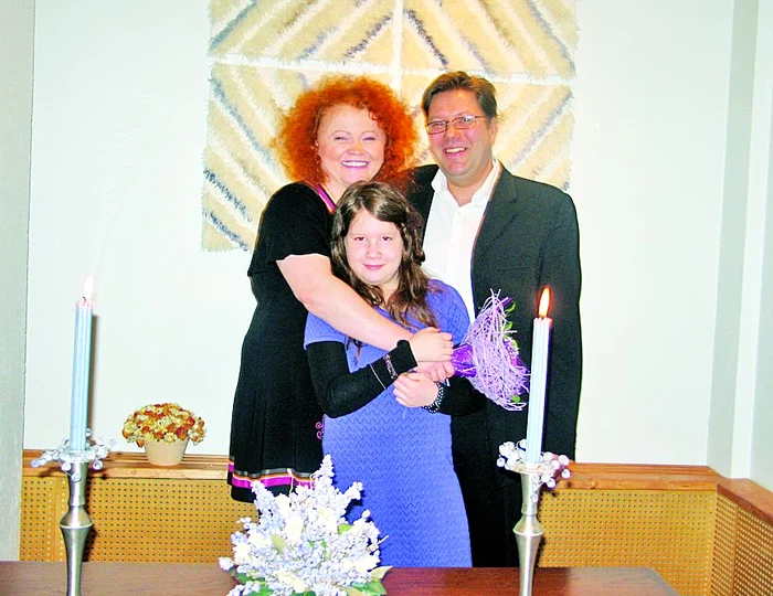 Narcisa şi Veikko au făcut cununia civilă pe 8 martie 2010. În imagine, alături de şoţul şi de fiica ei