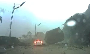 Stânca s a oprit foarte aproape de maşină (captură video) jpeg