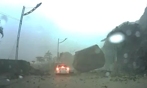Stânca s a oprit foarte aproape de maşină (captură video) jpeg