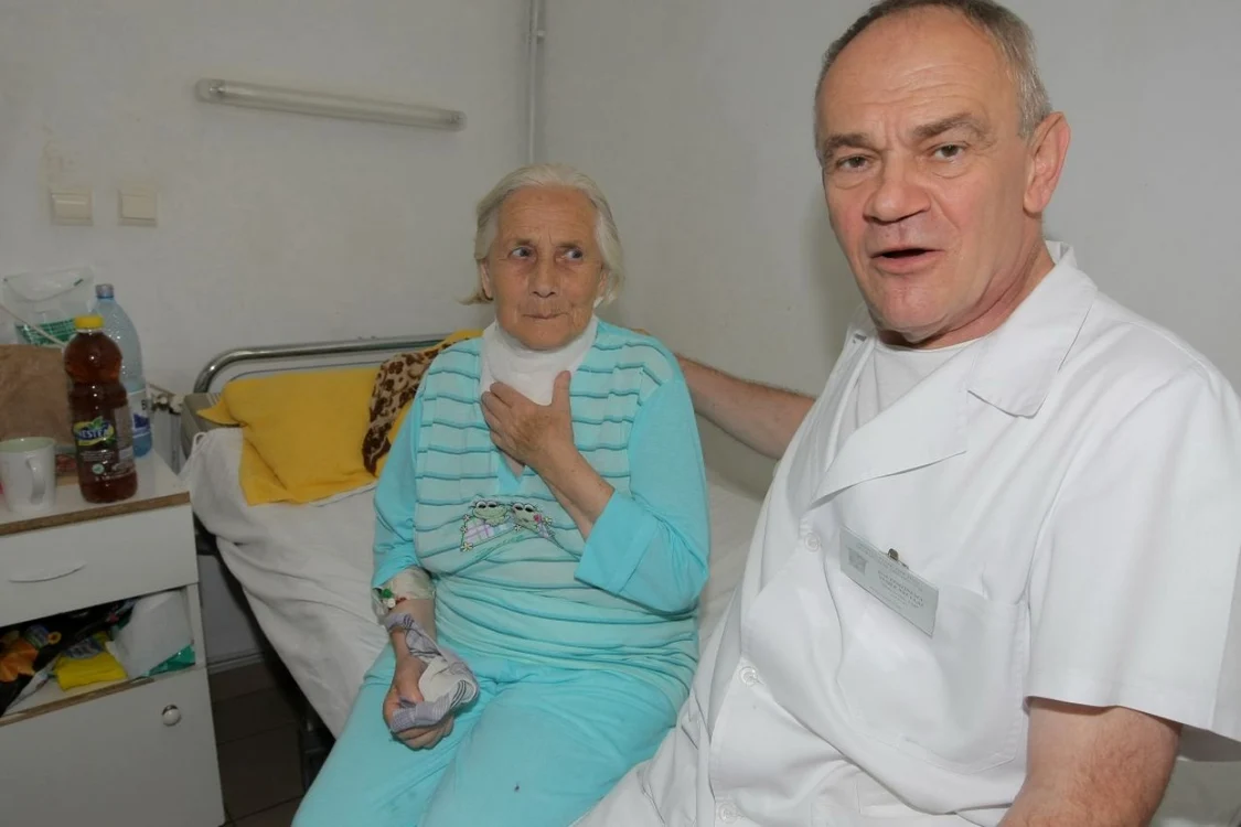 Medicul Vasile Costinescu în 2010, alături de una dintre pacientele sale, căreia îi extirpase o tumoră-gigant FOTO Adevărul