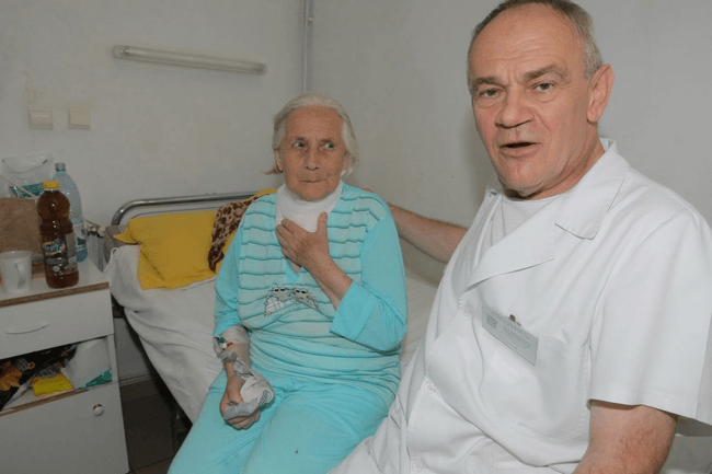 Medicul Vasile Costinescu în 2010, alături de una dintre pacientele sale, căreia îi extirpase o tumoră-gigant FOTO Adevărul