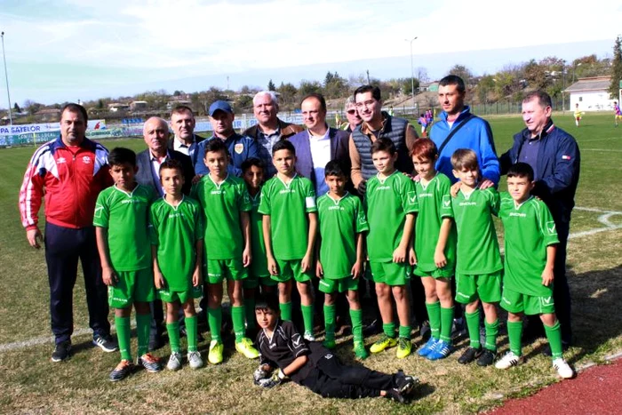 Razvan Burleanu s-afotografiat cu unele dintre echipele de la Cupa Satelor