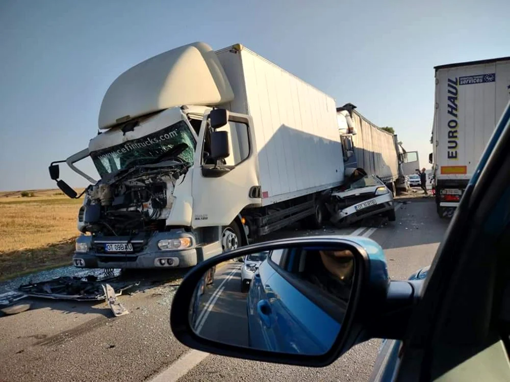 Autoturismul a fost prins între autocamioane FOTO: martor