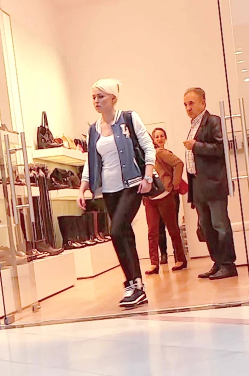
    Misha a dat iama în magazinele de încălţăminte  