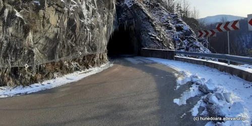 cheile cernei si tunelul de la intrarea in lunca cernii de jos foto daniel guta adevarul