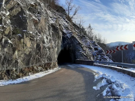 cheile cernei si tunelul de la intrarea in lunca cernii de jos foto daniel guta adevarul