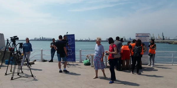 Manifest #plajecurate organizat de Mare Nostrum pe faleza Cazino Constanţa Sursa Ramona Craângaşu