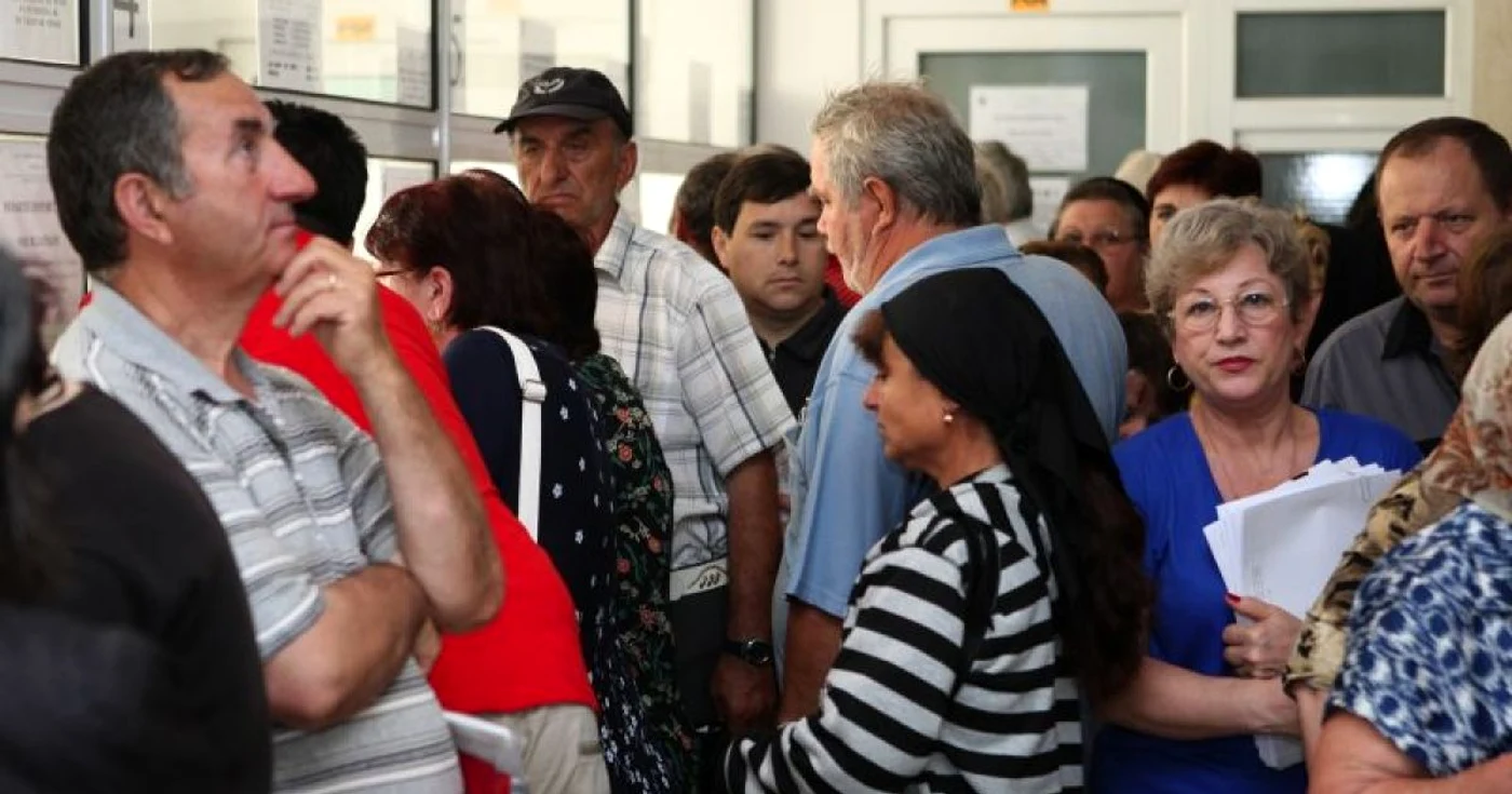 Pensionarii fac cozi pentru a cumpăra bilete de tratament, foto: arhivă