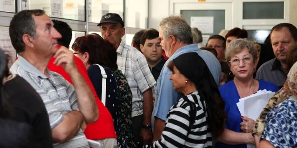 Pensionarii fac cozi pentru a cumpăra bilete de tratament, foto: arhivă
