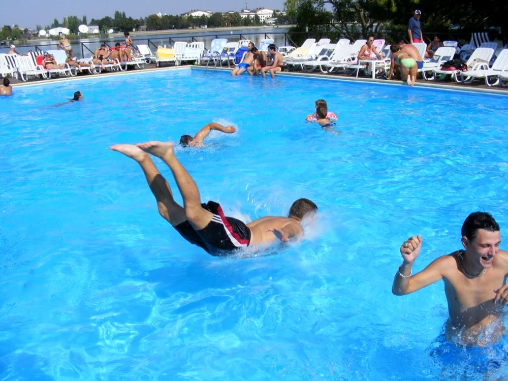 Mersul la piscină poate să ducă la dezvoltarea a tot felul de probleme de sănătate. FOTO Arhiva Adevărul