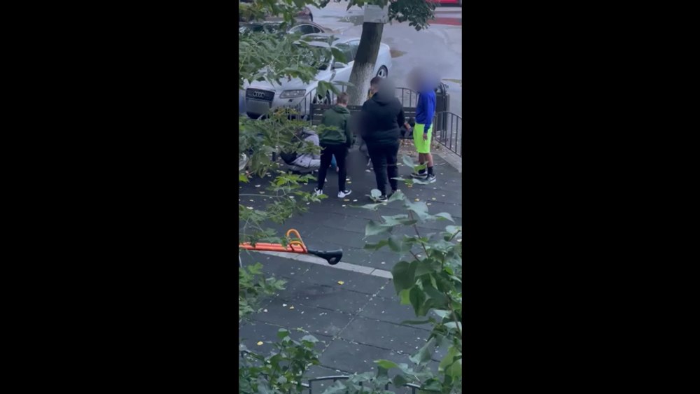 Liceeni prinși la un barbut, înaintea orelor, lângă școală. Își jucau banii de buzunar VIDEO