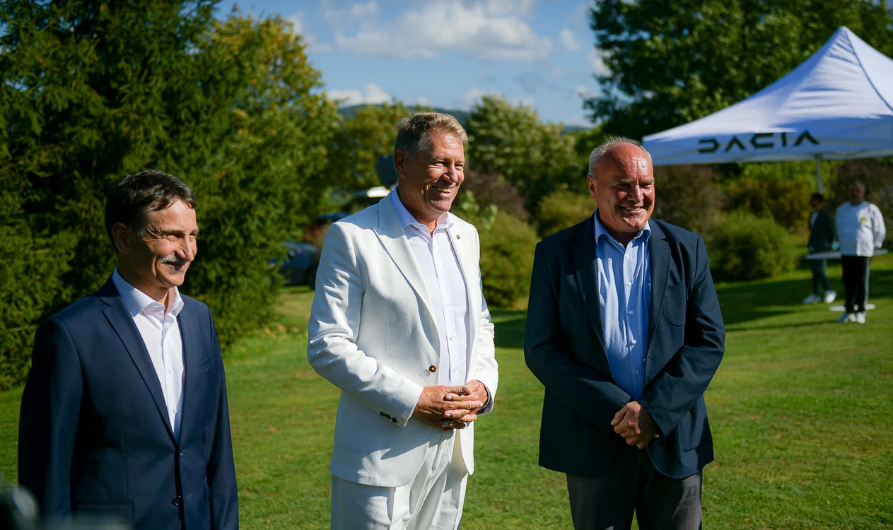 
    Klaus Iohannis, prezent la Pianu de Jos, unde se află primul teren de golf amenajat în România după 1989foto: presidency.ro  