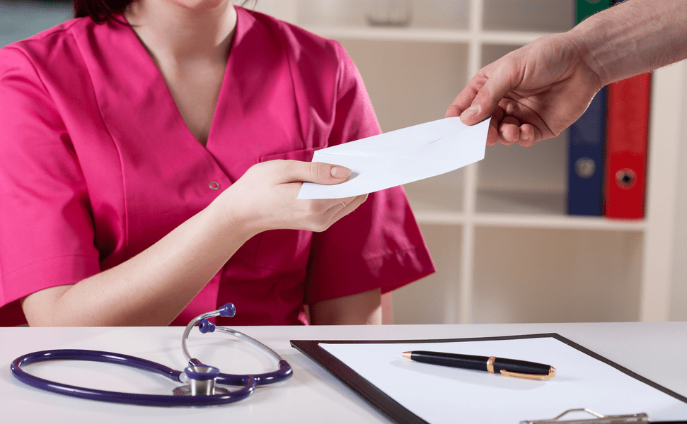 Blestemul „plicului”. Românii nu pot scăpa de șpaga dată medicului