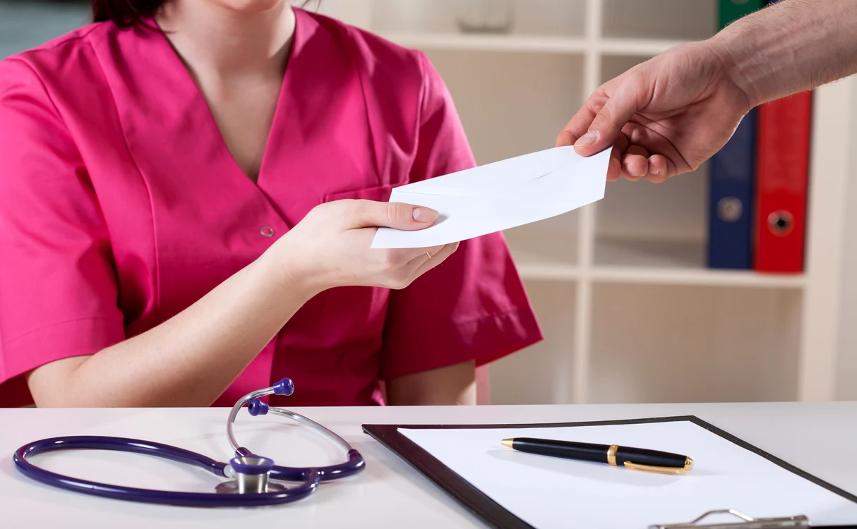 Medicul a recunoscut că a luat mită. FOTO: Shutterstock