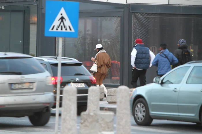 Bărbații întorc capul  pe stradă după Ioana