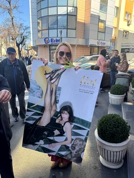 Andreea Esca şi echipa A-List împart flori de 8 martie / foto: Click!