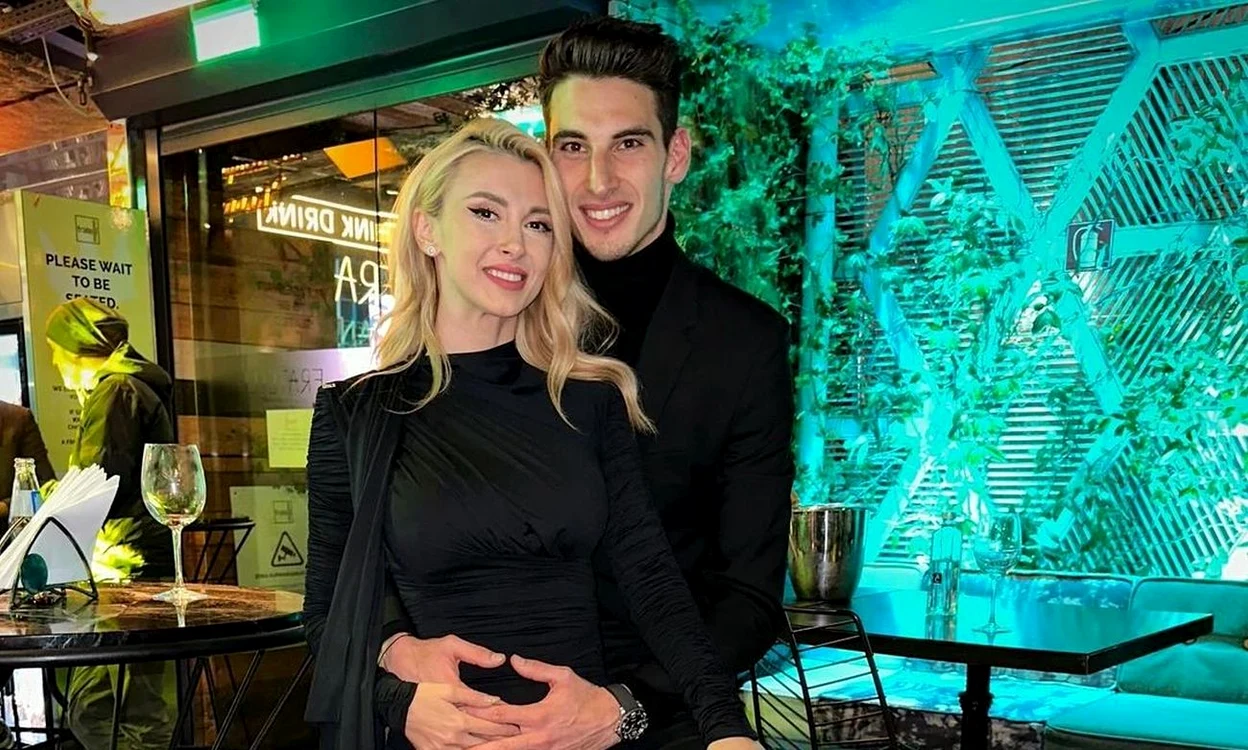 Andreea Bălan îi face marcaj strâns lui Victor Cornea. Foto Instagram