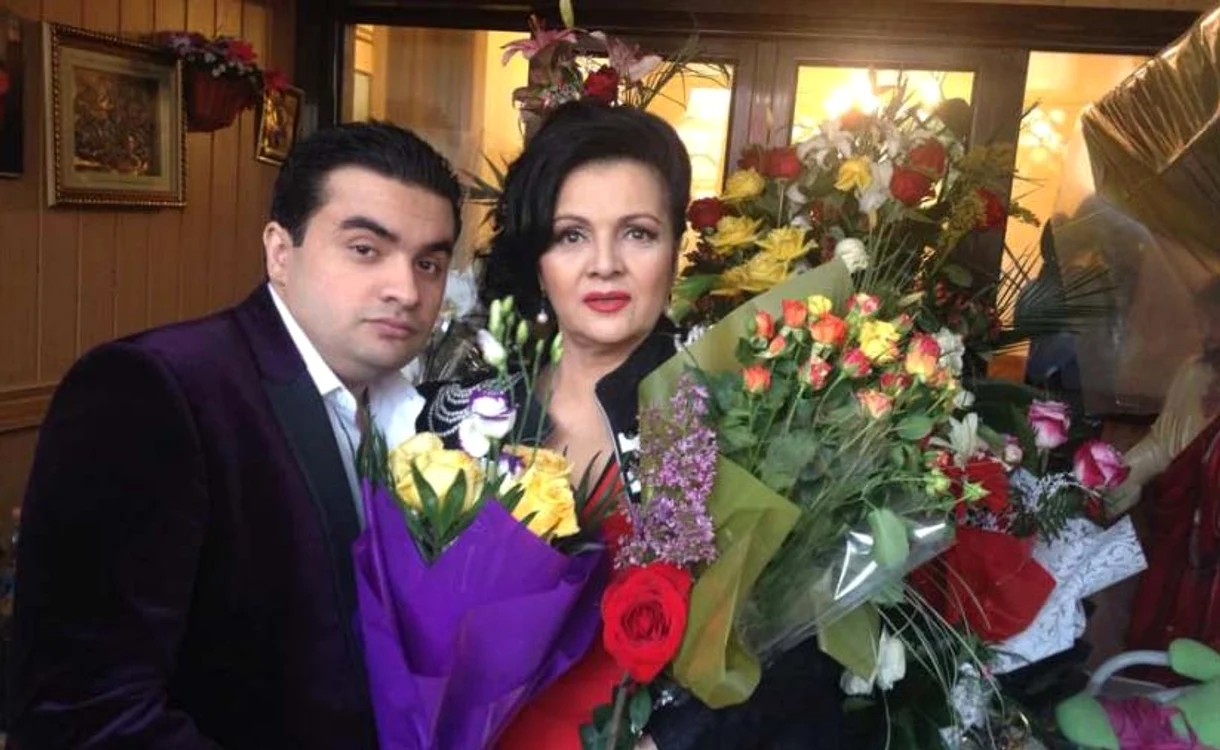 
    Alexandru  e topit după  mama lui   