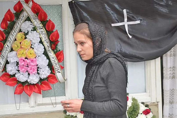 Părinţii îndureraţi şi-au condus ieri copila pe ultimul drum