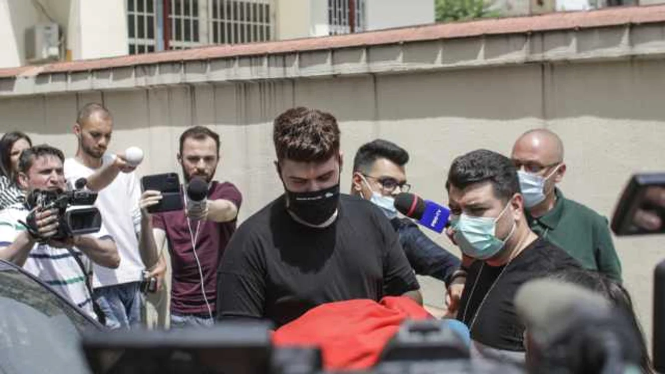 Vloggerul Alexandru Balan Colo este escortat in afara sectiei 9 de politie in Bucuresti FOTO Inquam Photos / Octav Ganea