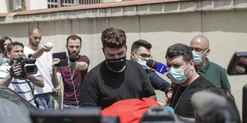 Vloggerul Alexandru Balan  Colo este escortat in afara sectiei 9 de politie in Bucuresti FOTO Inquam Photos / Octav Ganea