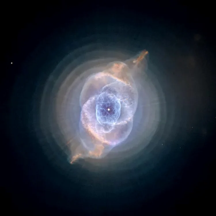 Nebuloasa Ochi de Pisică, prima nebuloasă descoperită de NASA. Este formată din 11 inele de gaz.