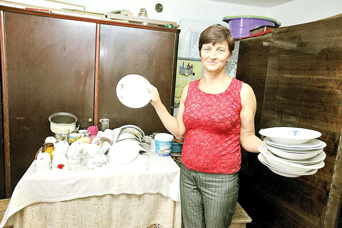 Gospodina casei spală câte un morman de vase