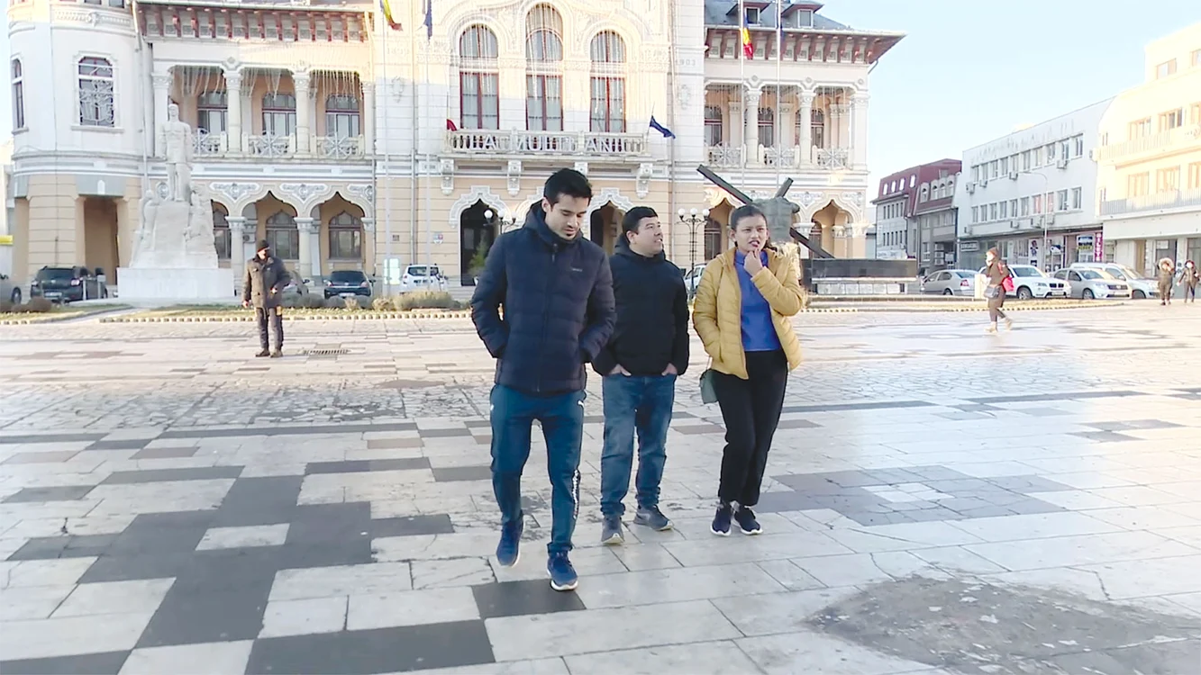 Tulsi, încadrat de cei doi soţi, la plimbare prin centrul Buzăului. Foto: Iulian Bunilă