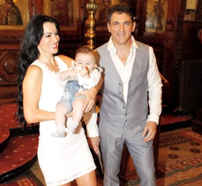 
    Silvia și soțul ei și-au botezat băiețelulFoto: arhivă personală  