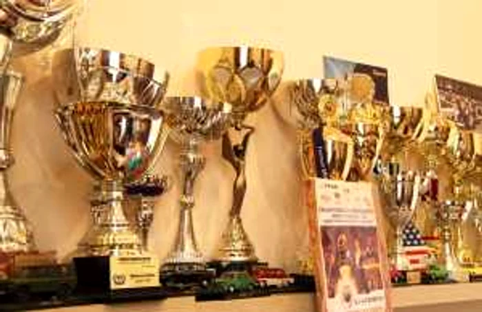 Ştefan are acasă zeci de trofee pe care le-a câştigat în ultimii ani