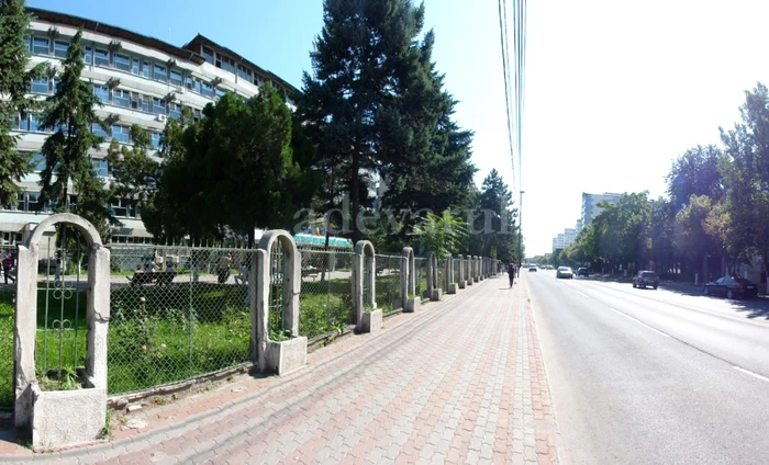 Imagine cu gardul Spitalului Judeţean din Slatina ce va fi demolat (FOTO: Mugurel Manea)