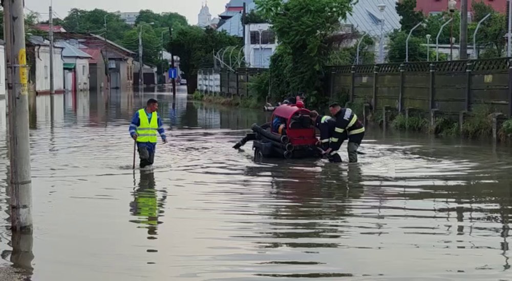 Un cartier din Galaţi, inundat în urma unei ploi torențiale. Pompierii scot apa cu motopompele VIDEO