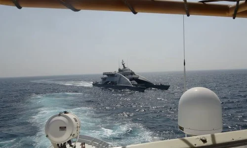 VIDEO Cum „hărţuiește” o navă iraniană de luptă un vas militar american jpeg